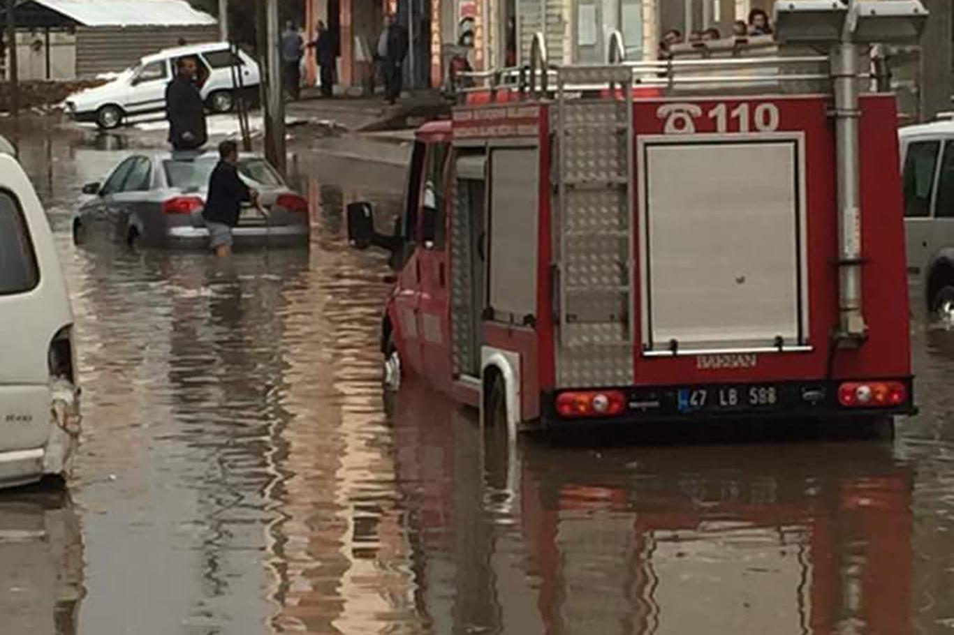 Dolu ve yağmur su baskınına neden oldu Dolu ve yağmur su baskınına neden oldu